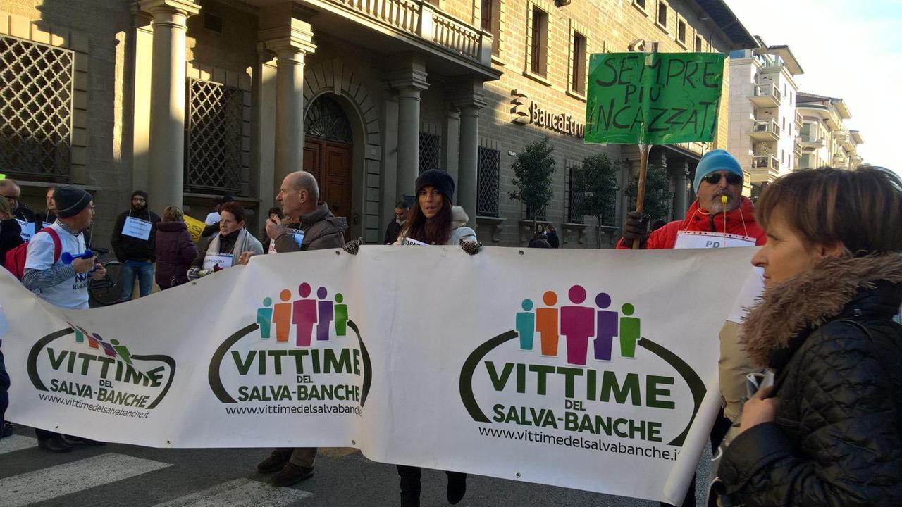 La protesta dei risparmiatori Banca Etruria la vigilia di Natale a Arezzo