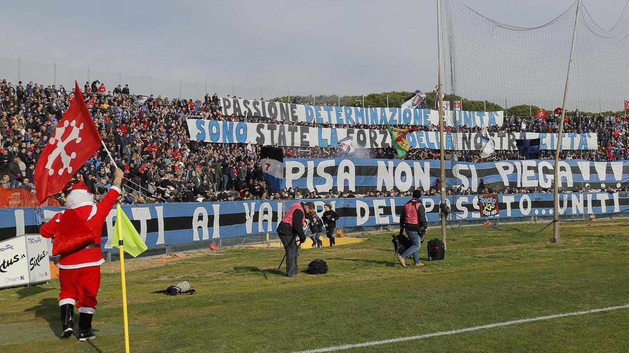 La curva Nord a inizio gara (foto Muzzi)
