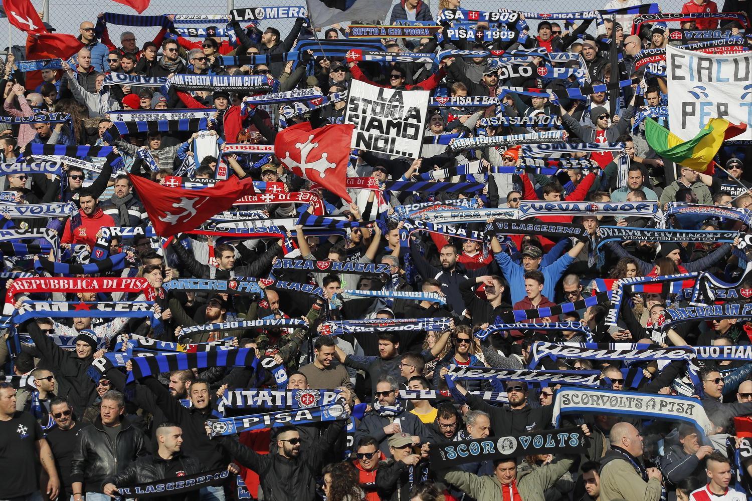 La "sciarpata" dei tifosi in curva Nord (Muzzi)