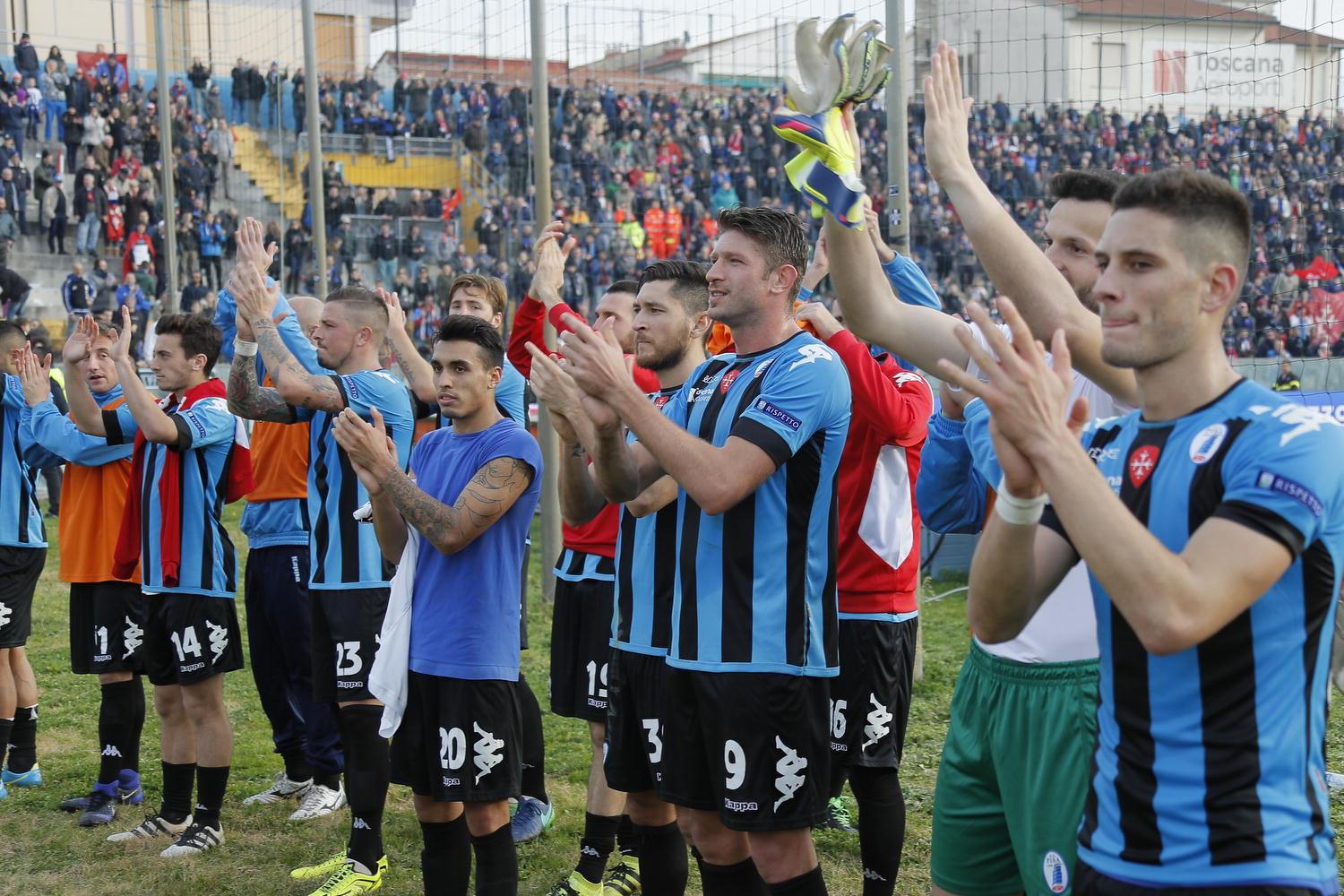Il saluto dei nerazzurri a fine gara (Muzzi)
