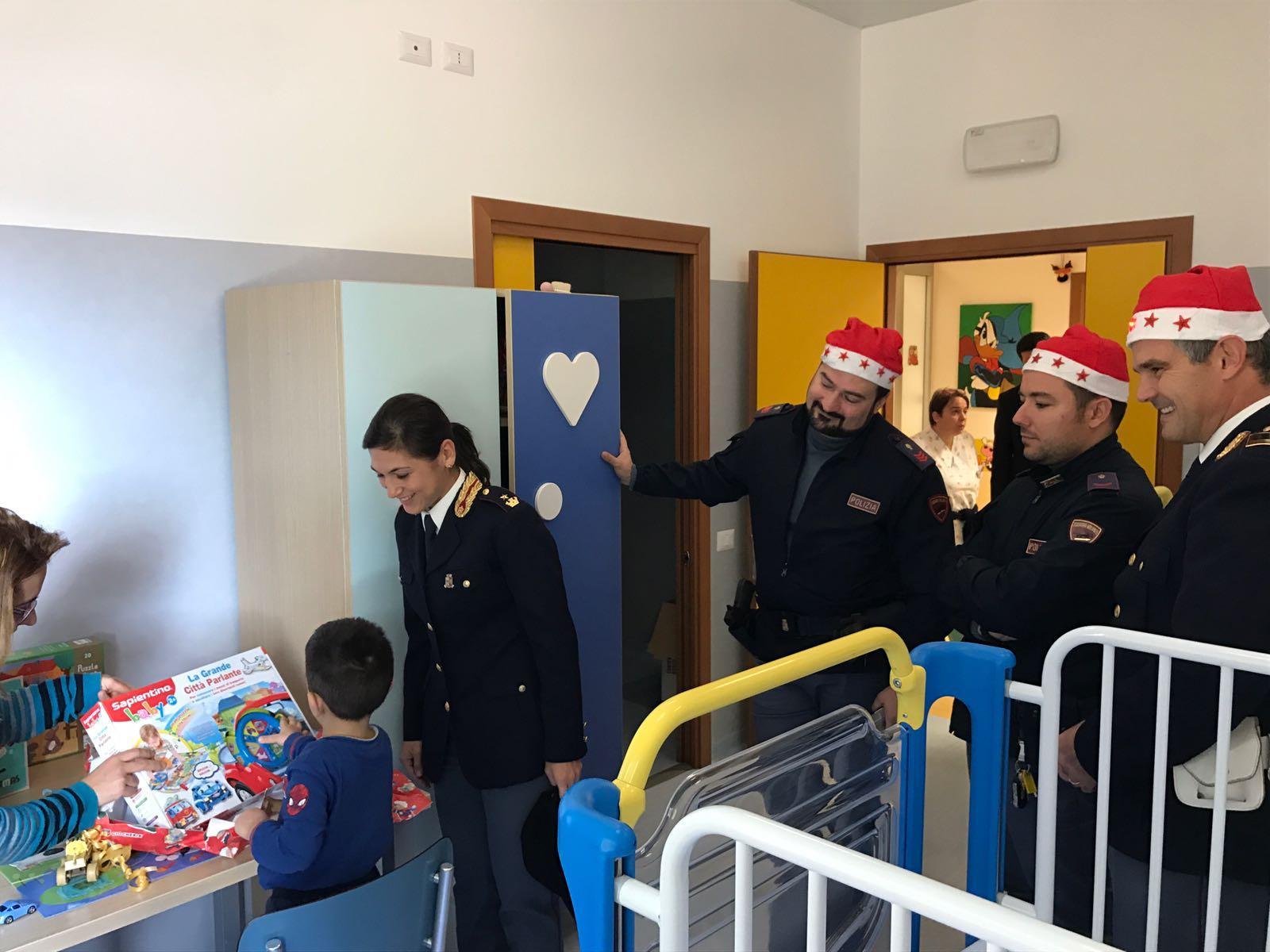 Iglesias, la polizia porta i doni di Natale ai bambini in ospedale