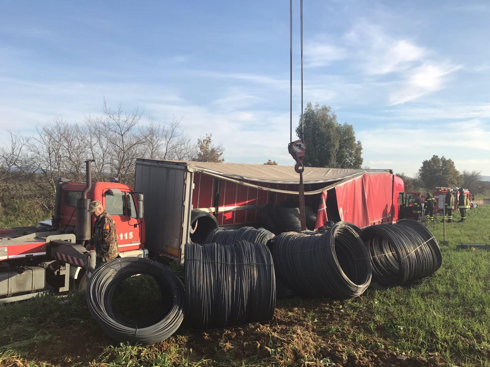 Camion perde bobine di ferro sull'Aurelia