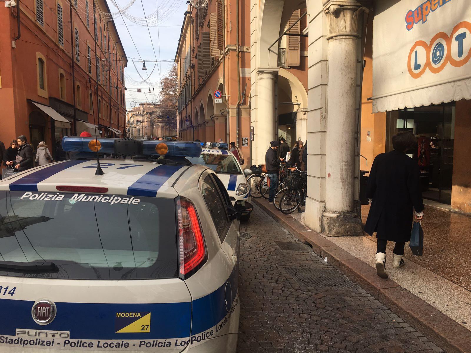 L'intervento della polizia municipale in centro storico