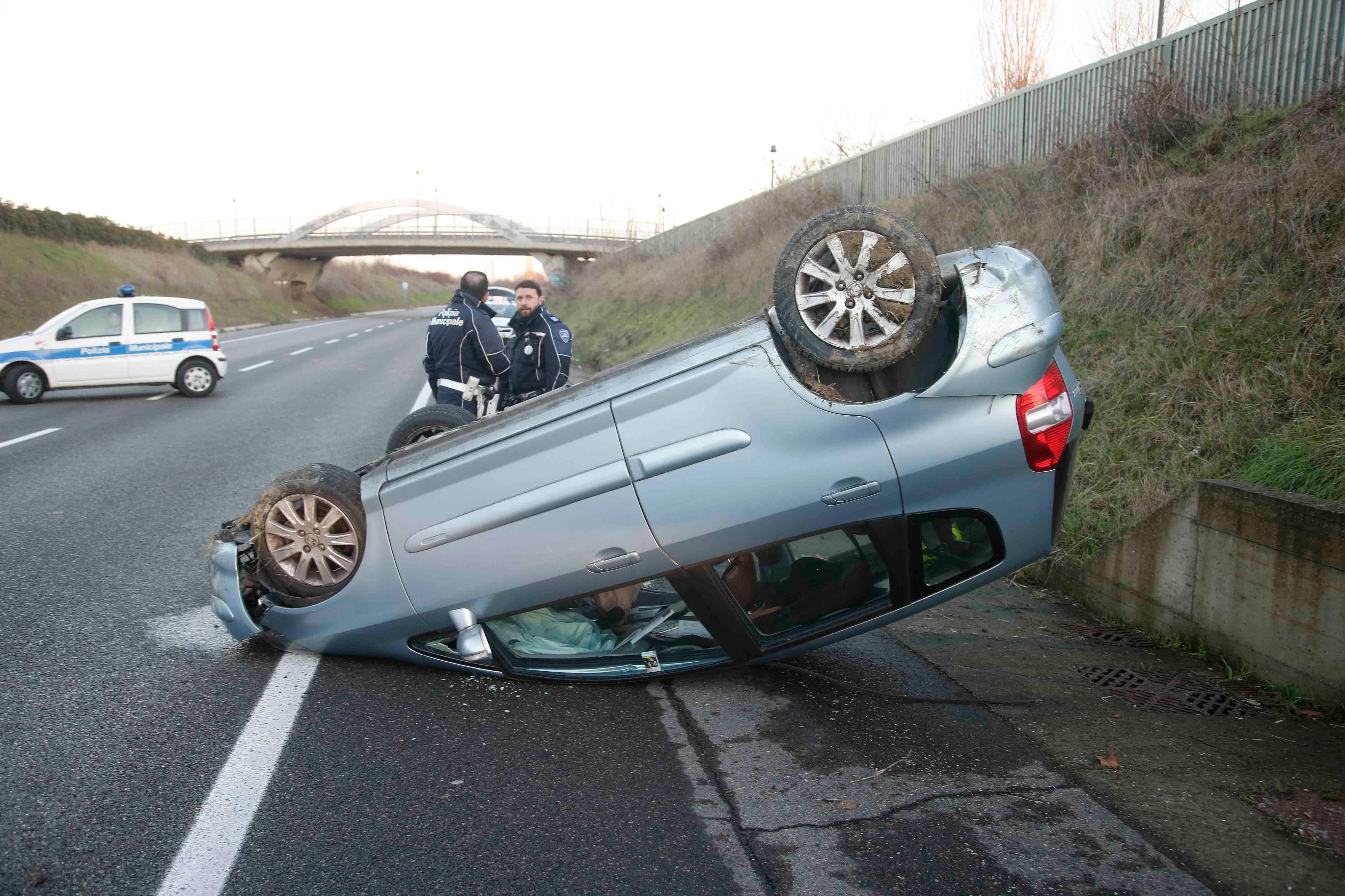 Perde il controllo dell'auto e si cappotta in tangenziale 