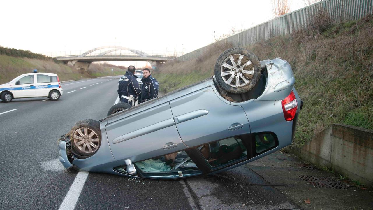 Perde il controllo dell'auto e si cappotta in tangenziale