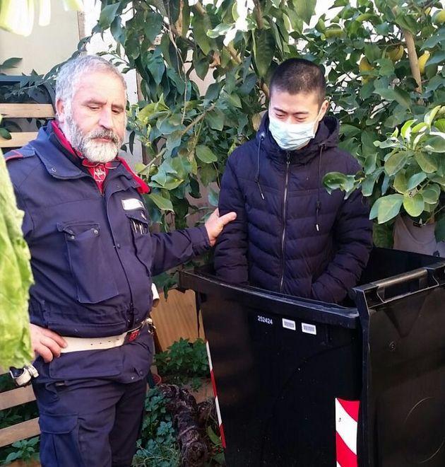Tre cinesi irregolari dentro i bidoni dei rifiuti 