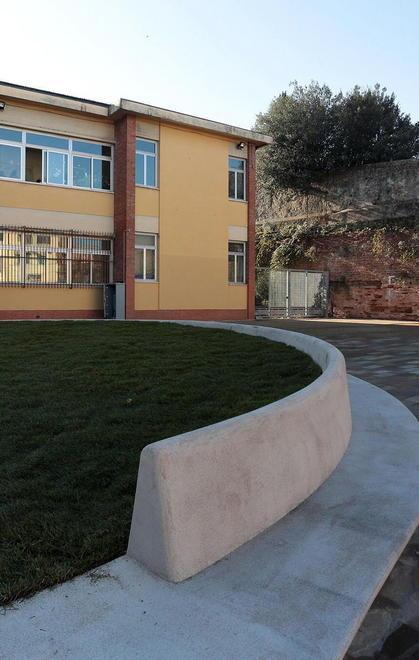 La nuova piazza con gli ex bagni per le associazioni 