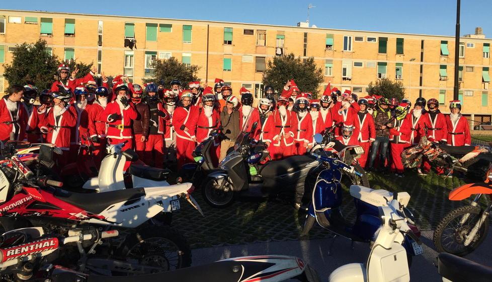 Tanti Babbo Natale in Vespa per le vie poi tombola dei miti
