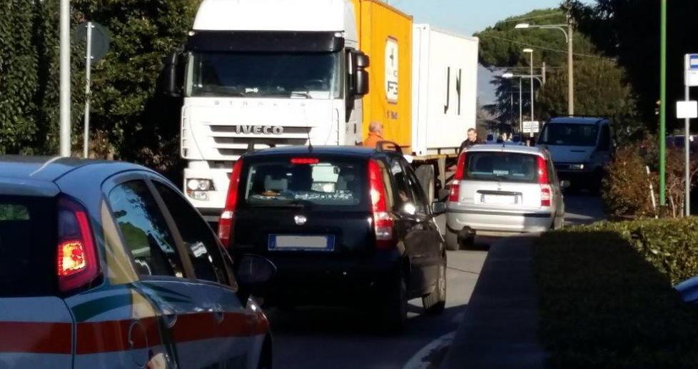 Troppe auto, incrocio in tilt 