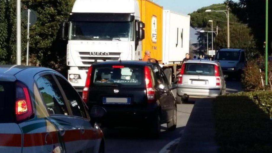 Troppe auto, incrocio in tilt