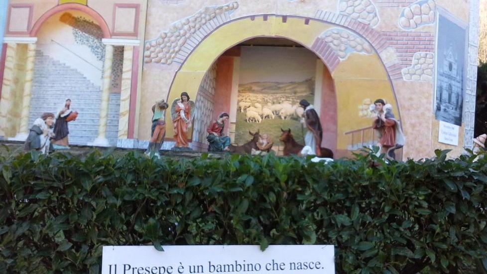 Il presepe di gesso che parla dell’attualità