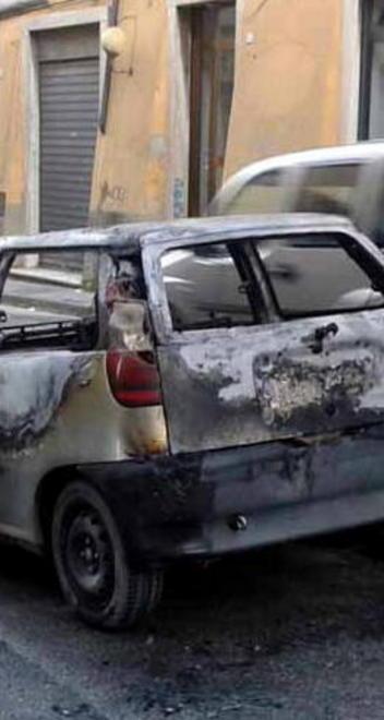 Macchina in fiamme, paura fra via Apuana e via San Piero