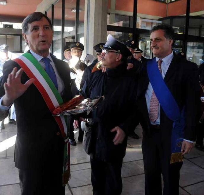 Il sindaco Zubbani consegna un dono alla banda musicale. Nella foto anche il presidente del consiglio comunale Luca Ragoni