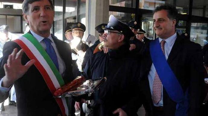 Il sindaco Zubbani consegna un dono alla banda musicale. Nella foto anche il presidente del consiglio comunale Luca Ragoni
