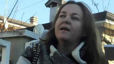Sorprende i ladri sulla porta di casa
