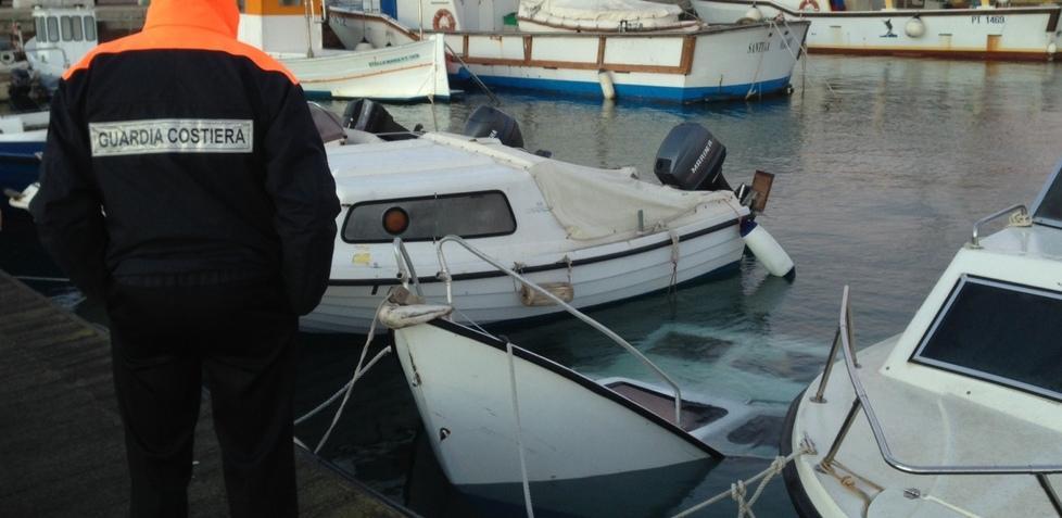 Cabinato di 5 metri nel mirino: affondato nel porto civico 