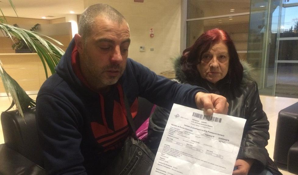 Francesco Niort mostra il certificato di dimissioni dall'ospedale dopo il tentato suicidio del figlio Simone