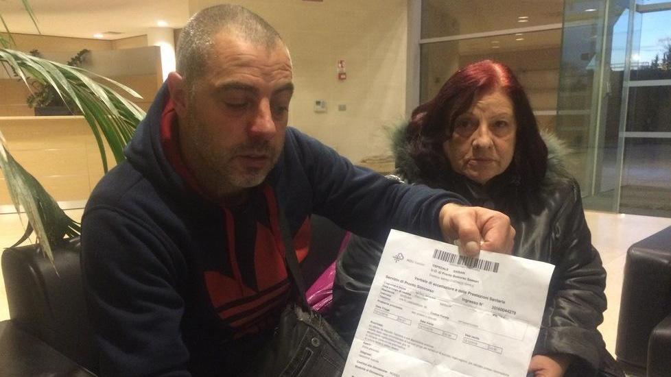 Francesco Niort mostra il certificato di dimissioni dall'ospedale dopo il tentato suicidio del figlio Simone