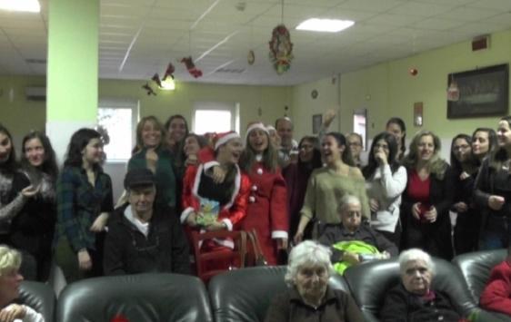 Gli studenti festeggiano il Natale con gli anziani