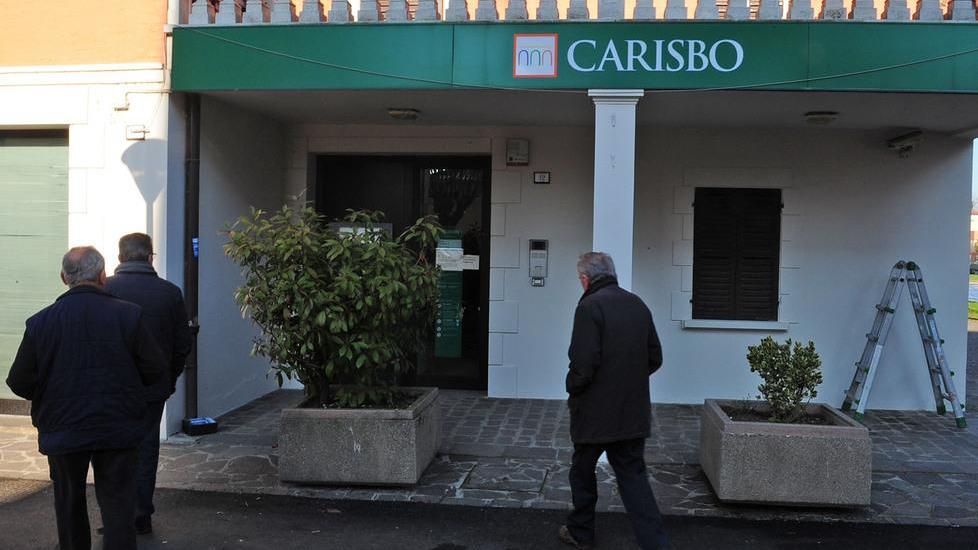 E nella notte l’assalto alla Carisbo