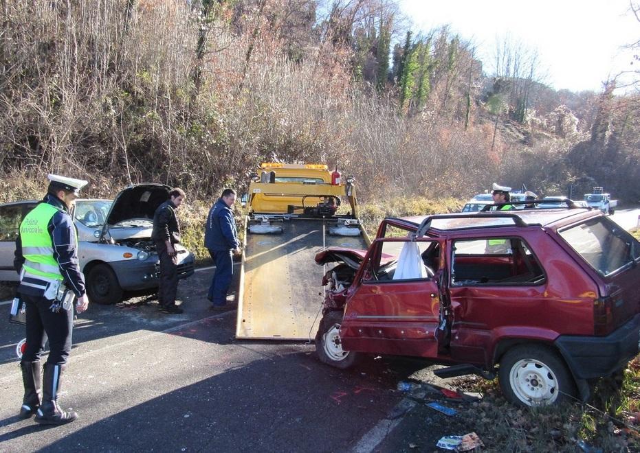 Scontro frontale tra auto Atterra anche l’elisoccorso 
