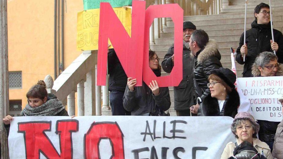 «Mps tutelati, noi no» Azzerati Carife furiosi