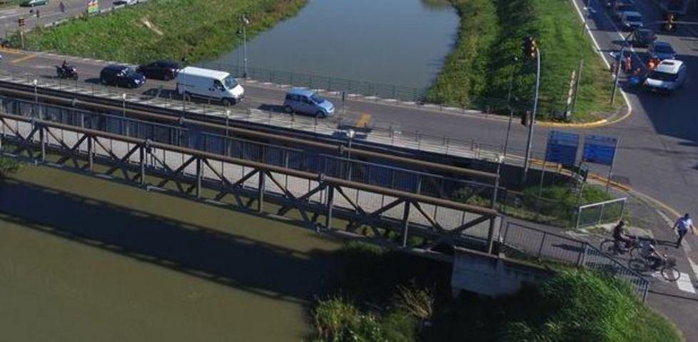 Ponte Rana tra i camion e le auto contromano 