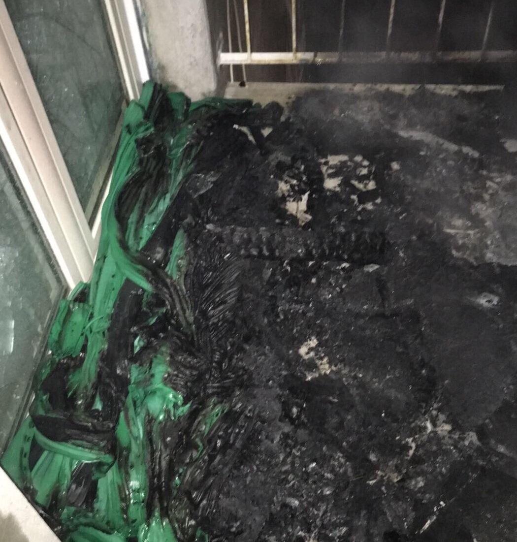 Cosa rimane del divano bruciato sul terrazzo di un'abitazione