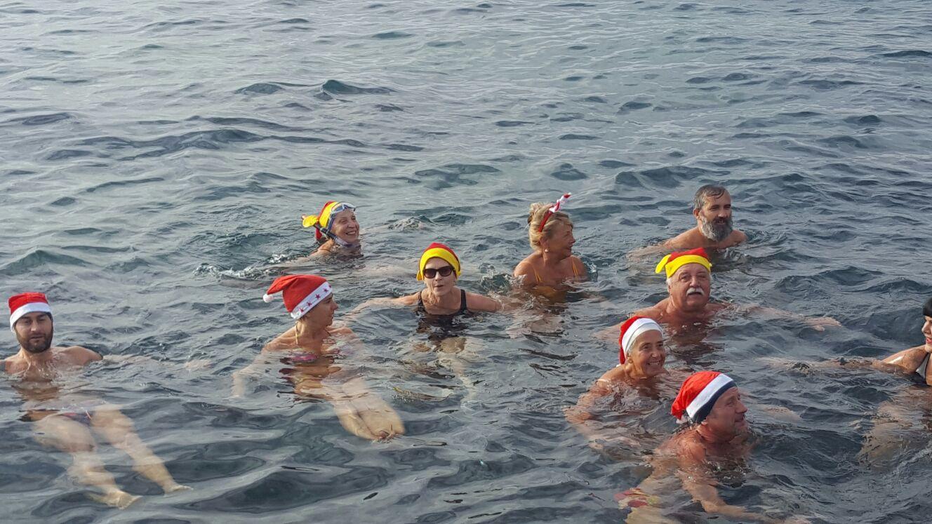 Alcune delle persone che si sono tuffate in mare nel giorno di Natale a Livorno