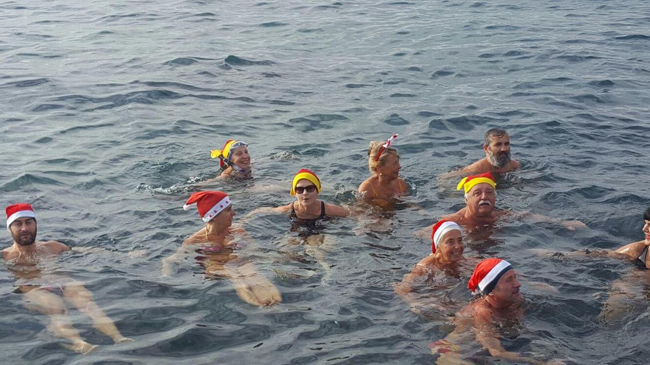 Alcune delle persone che si sono tuffate in mare nel giorno di Natale a Livorno