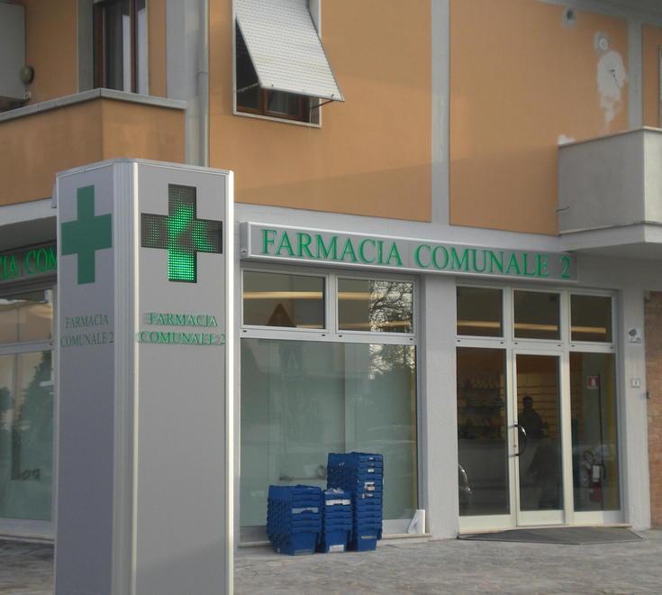 Rapinatore incappucciato assalta una farmacia 