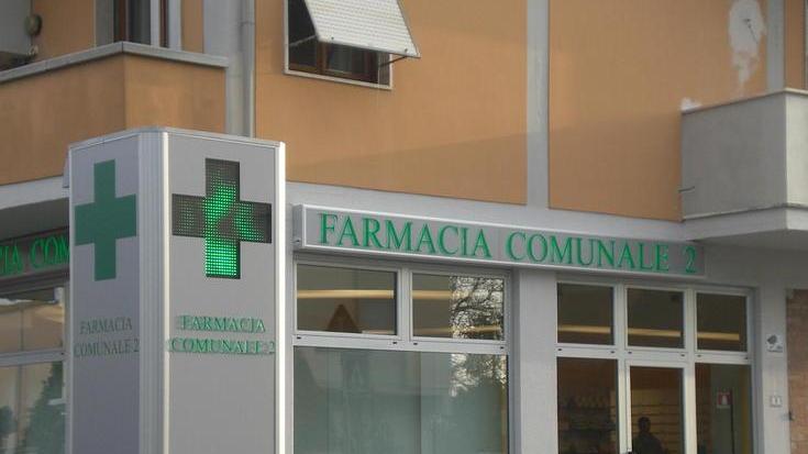 Rapinatore incappucciato assalta una farmacia