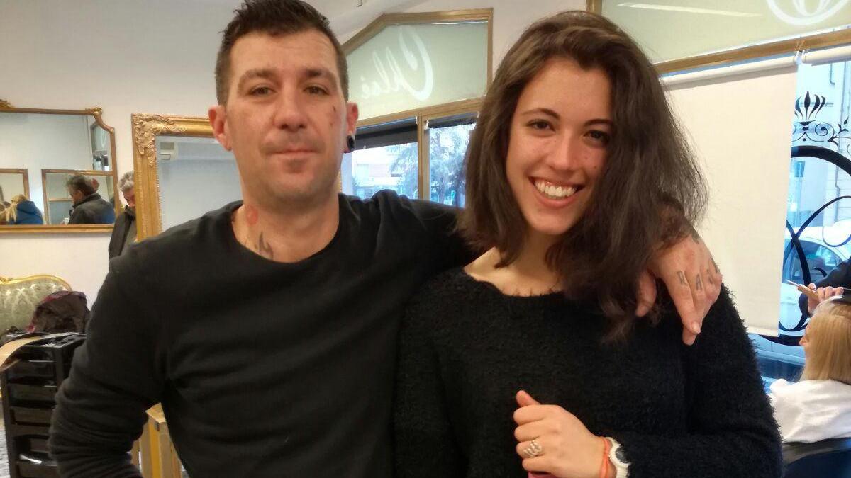 Michela insieme al parrucchiere esibisce la treccia appena tagliata
