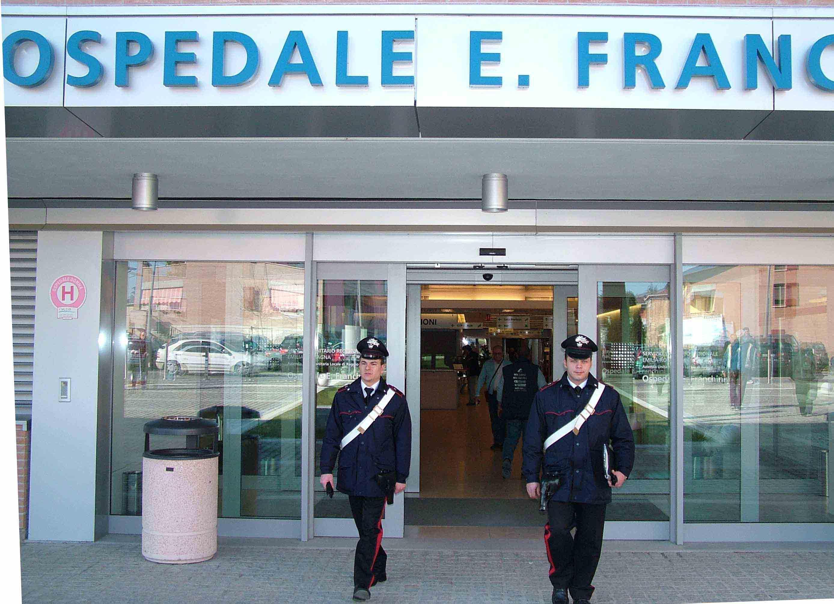 I carabinieri escono da un ospedale predato