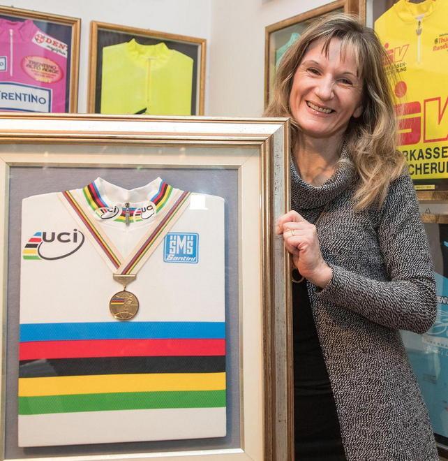 Edita Pucinskaite con la maglia vinta al Mondiale