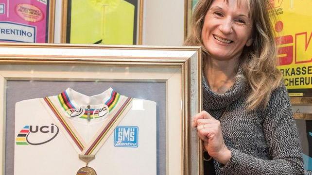 Edita Pucinskaite con la maglia vinta al Mondiale