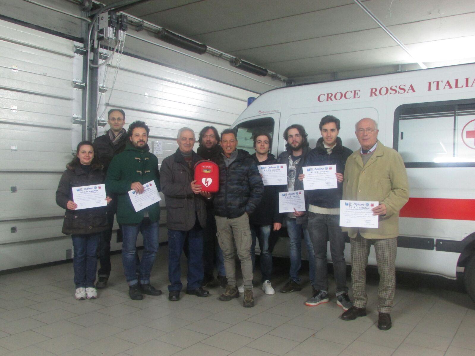 Il defibrillatore con i volontari che hanno fatto il corso di formazione
