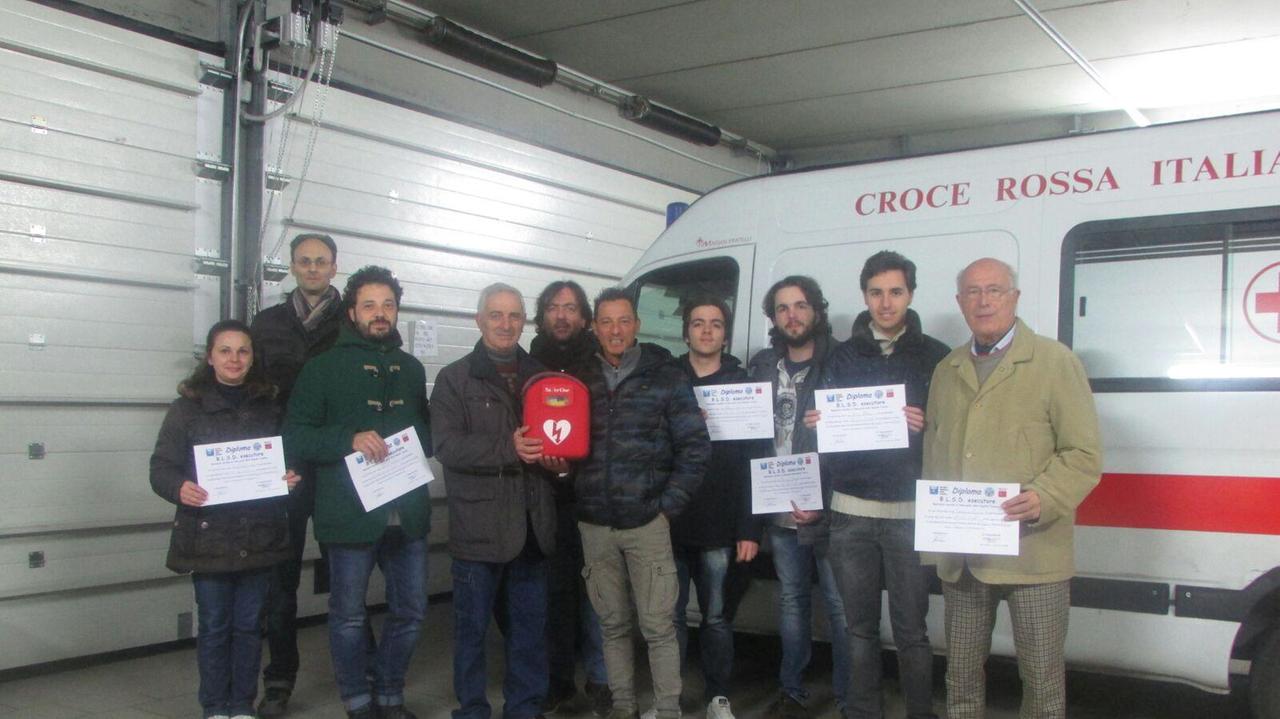 Il defibrillatore con i volontari che hanno fatto il corso di formazione