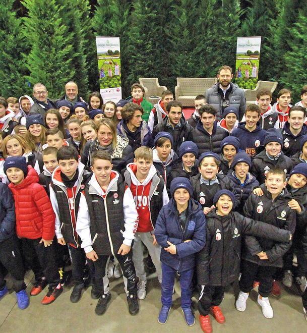 Un gruppo di atleti premiati da Caccaitori e Galanda alla Tesi Group (Foto Gori)