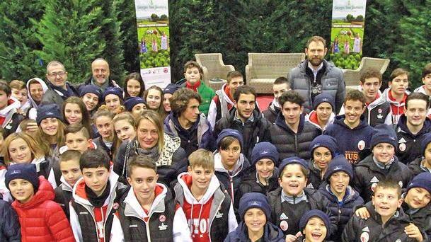 Un gruppo di atleti premiati da Caccaitori e Galanda alla Tesi Group (Foto Gori)