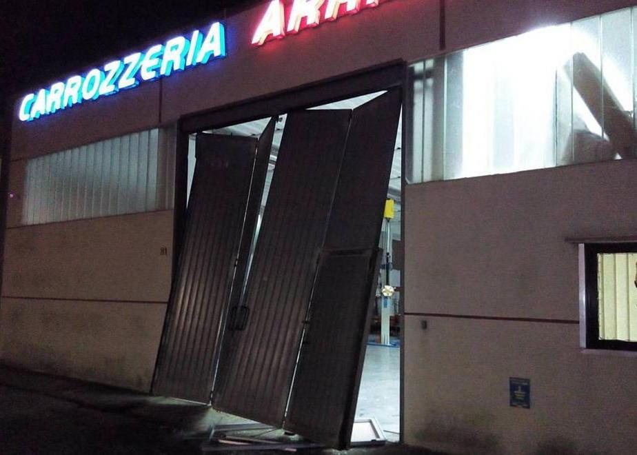 Assalto di Natale alla carrozzeria, ladri in fuga su due auto - Le foto