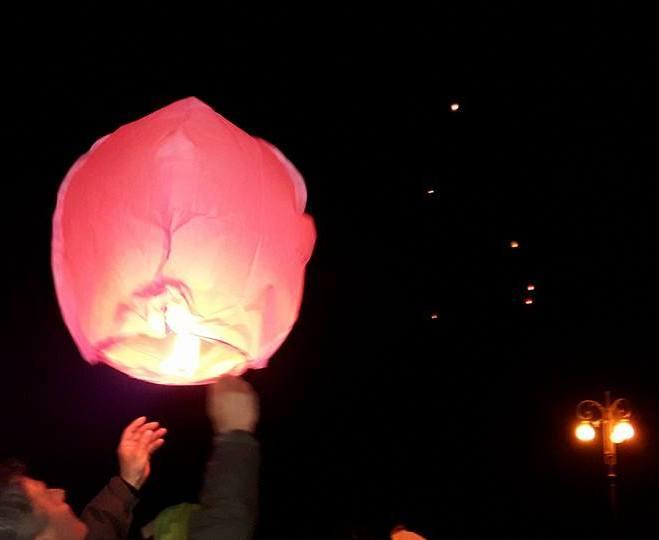 Lanterne e lacrime alla Terrazza per ricordare Ilaria Carella - Il video 