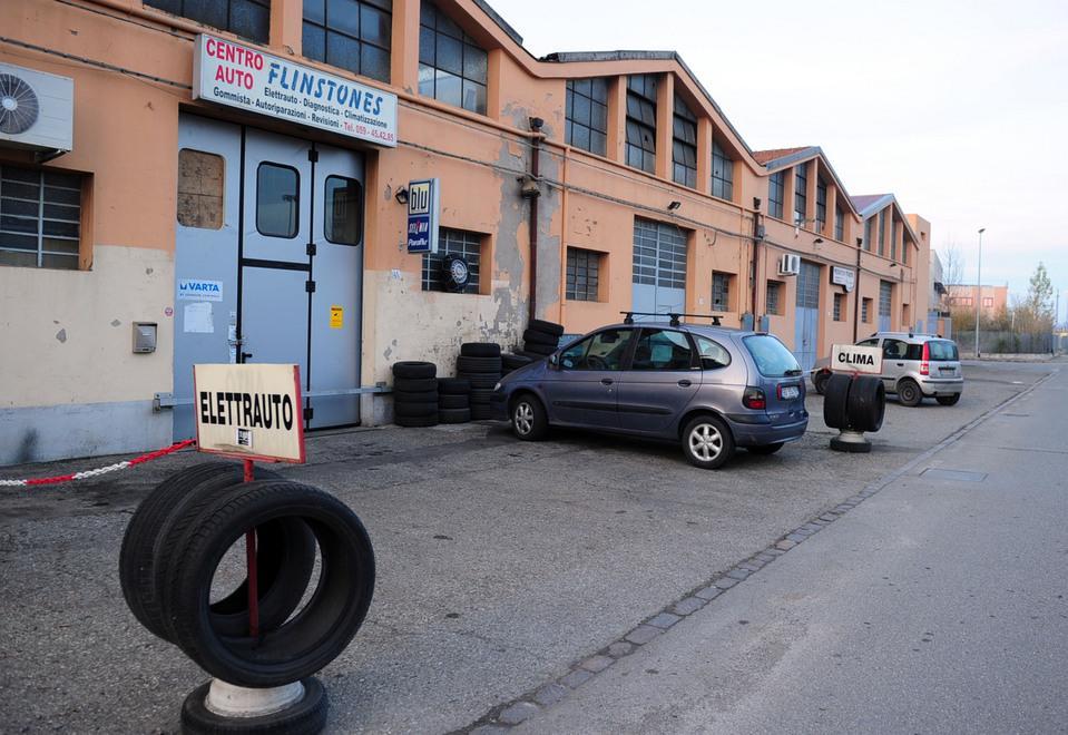 Modena, guardia spara  due colpi per fermare i ladri 