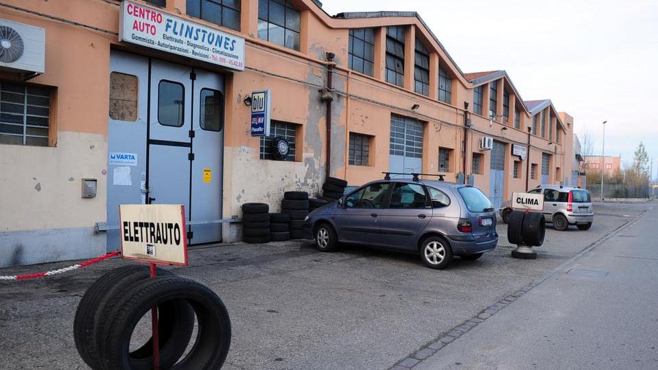 Modena, guardia spara due colpi per fermare i ladri