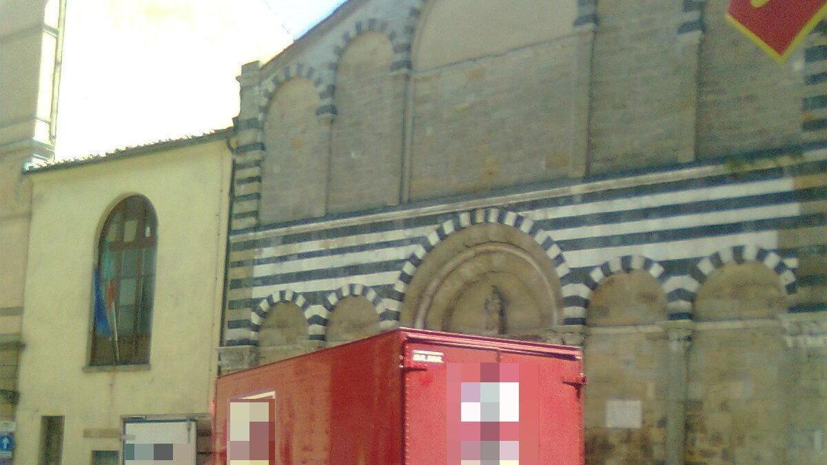 Sosta selvaggia in piazza San Michele