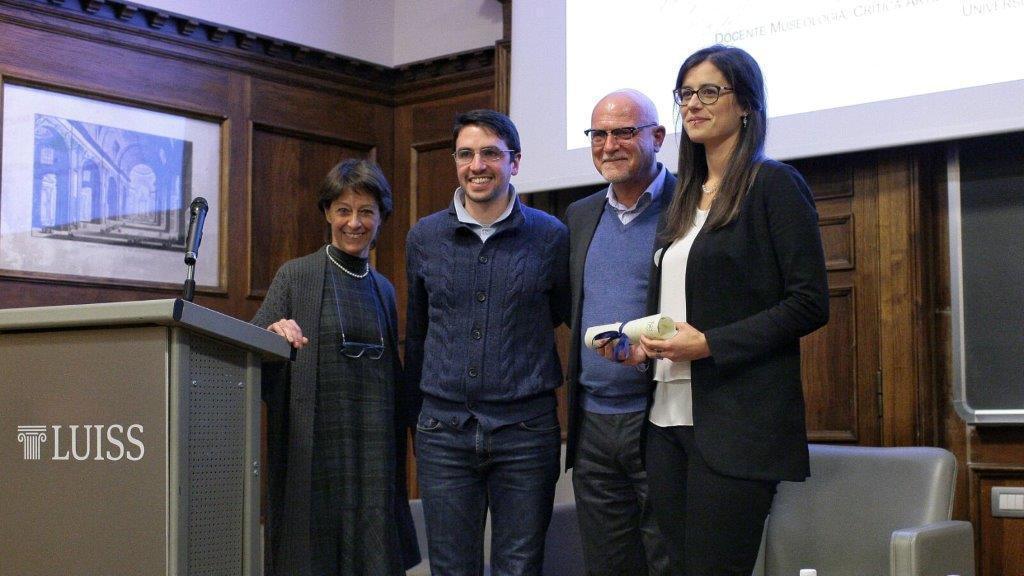 Anna Bertoncini (prima da destra) mentre riceve il Premio Valeria Solesin
