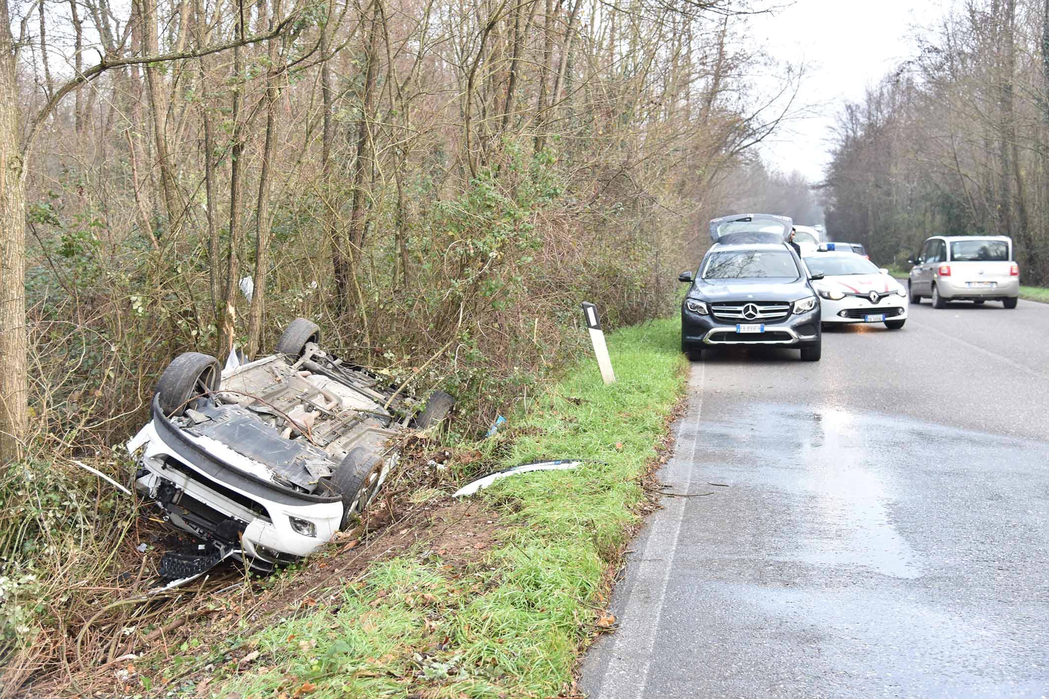 L'auto finita nel fossetto (foto agenzia Sestini)