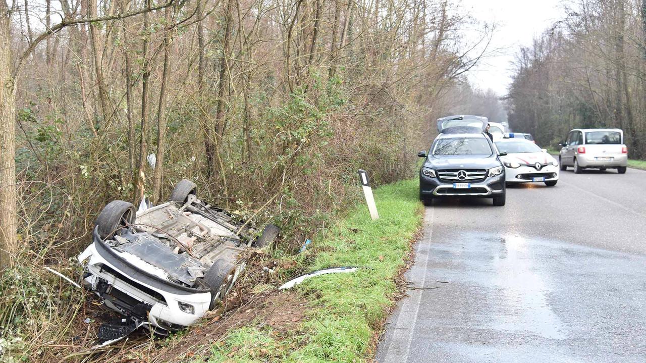 L'auto finita nel fossetto (foto agenzia Sestini)