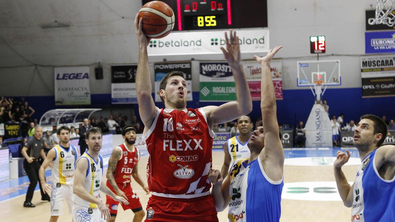 Magro in azione per la The Flexx Pistoia Basket