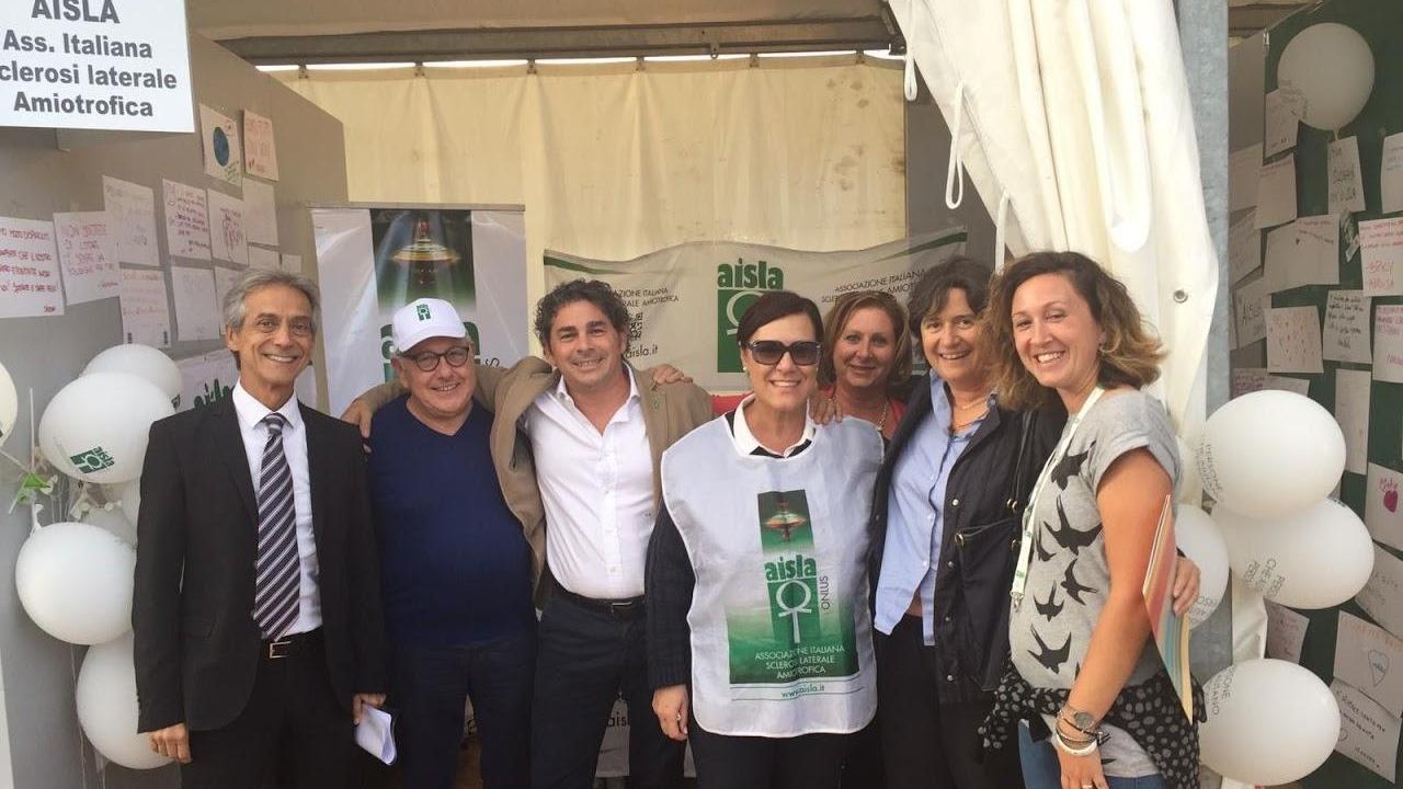 I volontari durante una iniziativa dell'associazione Aisla, con l'assessore Saccardi